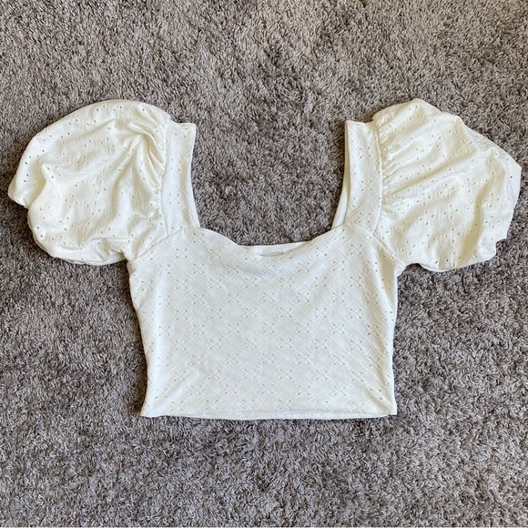 Z Supply Tops - Z Supply Eyelet Puff sleeved crop top M